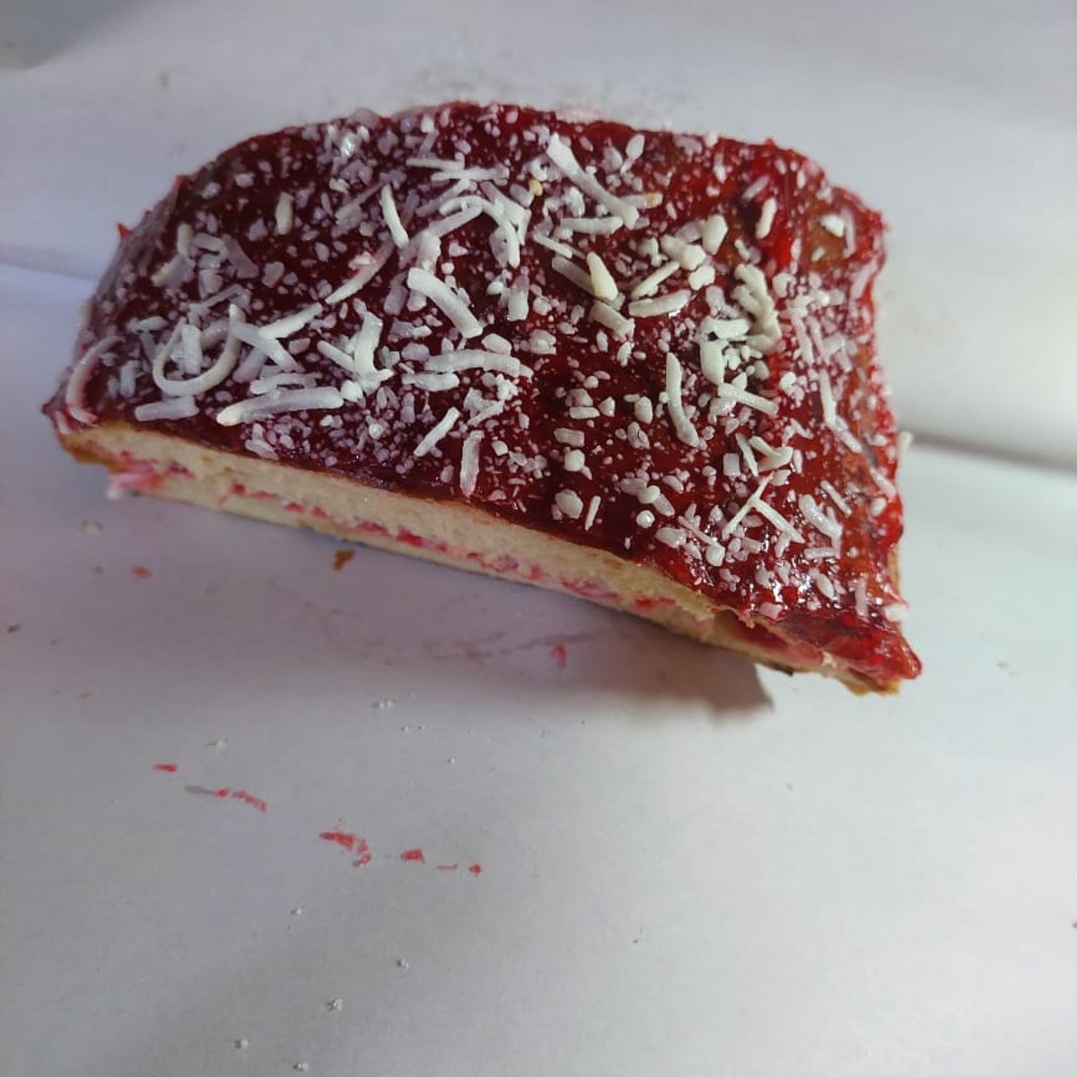 Rebanada con fresa y coco 